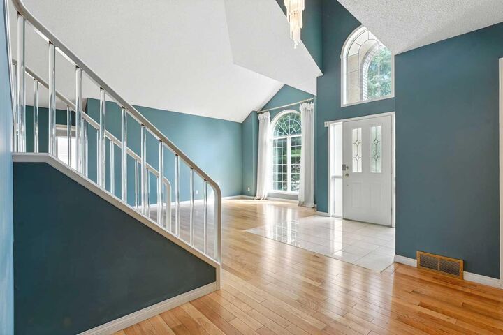 Property Photo: 3 Varsity Ridge Terrace NW AB T3A 4Y2