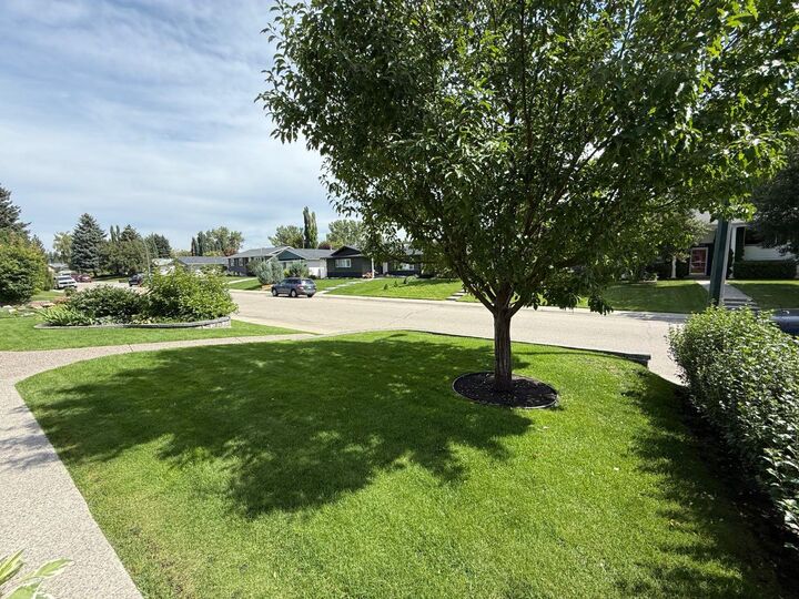 Property Photo:  10839 Mapleford Road SE  AB T2J 1X6 