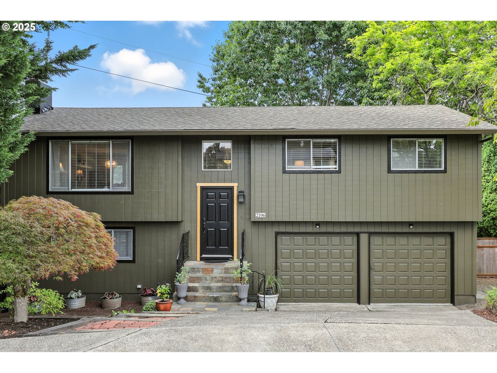 Property Photo:  2196 SW 9th Ct  OR 97080 