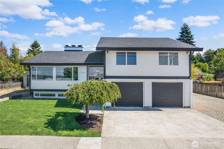 Property Photo:  714  High Avenue S  WA 98057 