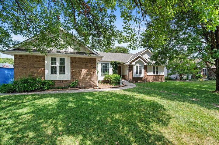 Property Photo: 1318 N Manchester Ct KS 67212