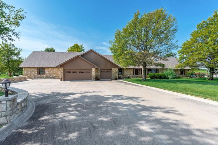 1 Braid Hill Dr  Winfield KS 67156-6303 photo
