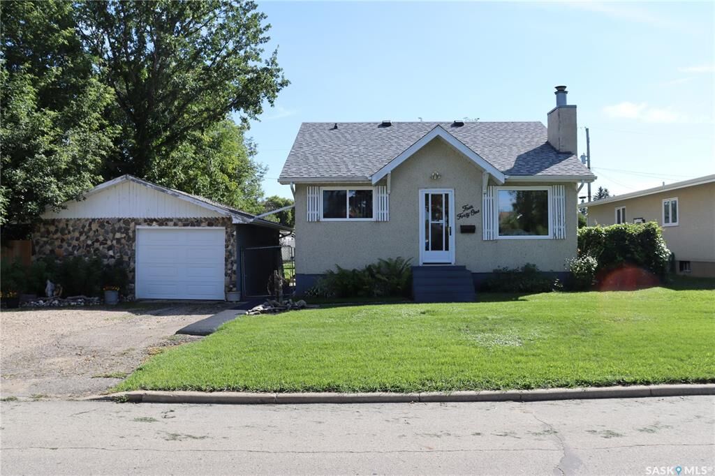 Property Photo: 441 25th Street E SK S6V 1T3
