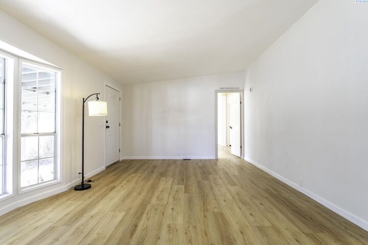 Property Photo: 93 Ridgecliff Drive WA 99352