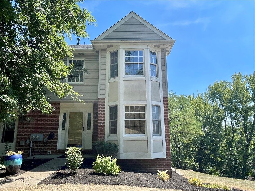 Property Photo:  102 Meadowview Dr  PA 15317 