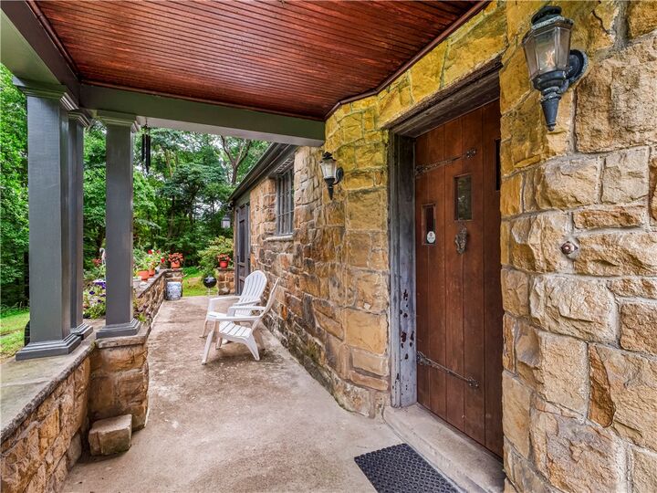 Property Photo:  2501 Oakwood Rd  PA 15116 