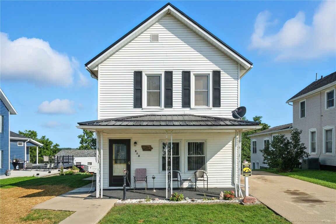Property Photo: 313 1st Avenue E IA 52033