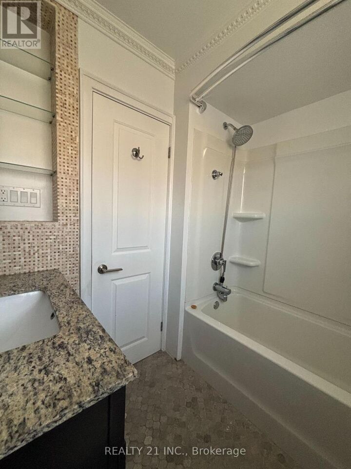 Photo de la propriété: 18 Whitbread Crescent ON M3L 2A7