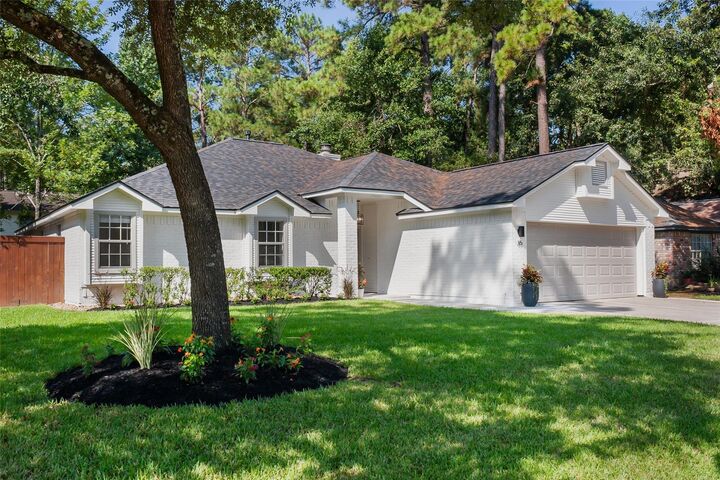 Property Photo: 35 Woodelves Place TX 77381