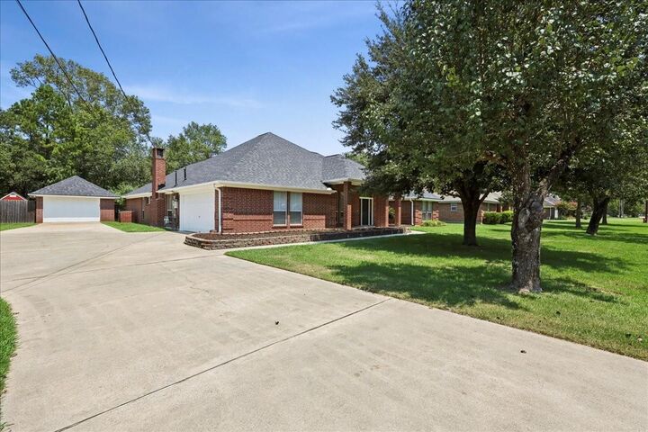 Property Photo:  1204 Dawnwood  TX 77632 