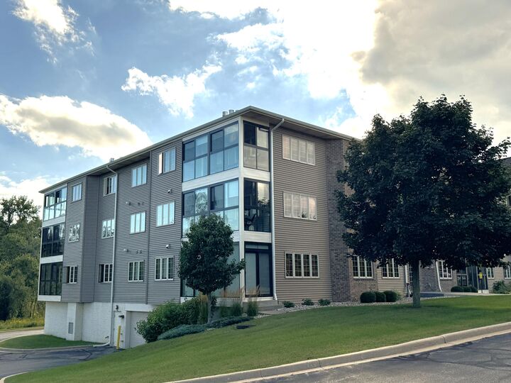 291 Oconomowoc Pkwy 302-2  Oconomowoc WI 53066 photo