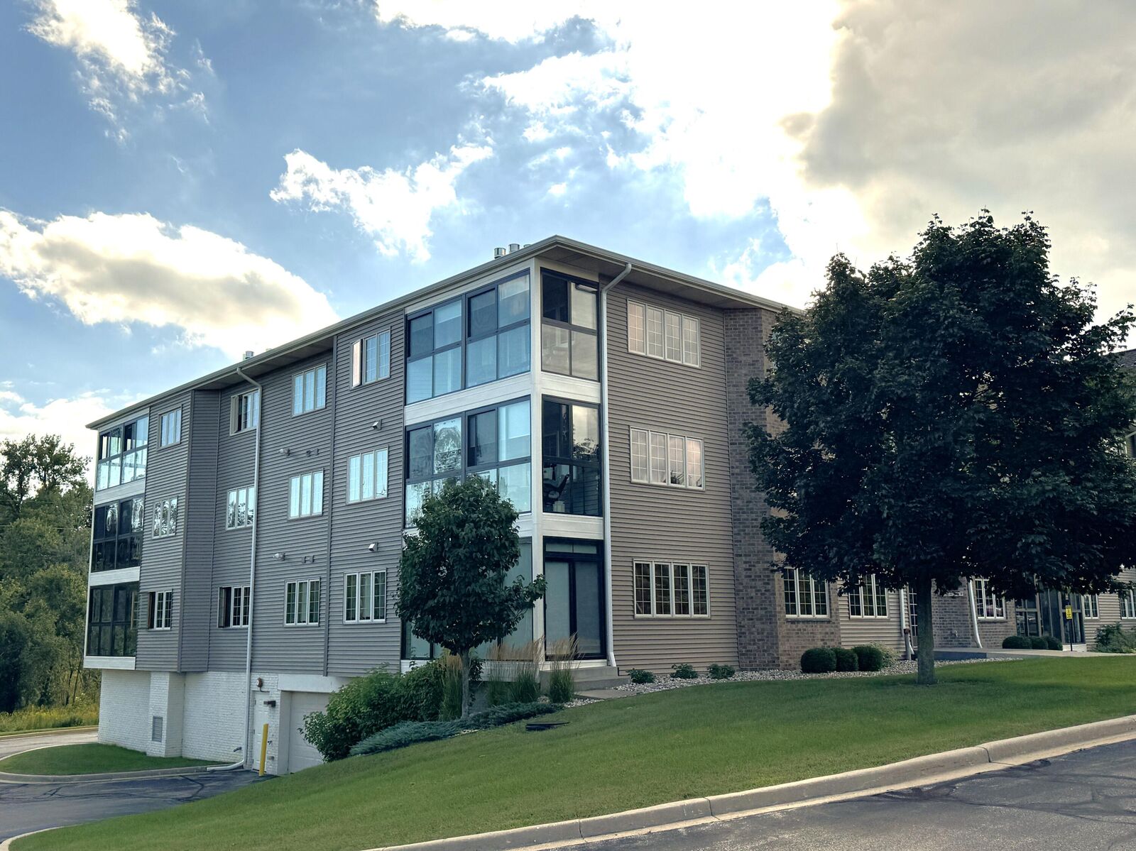 Property Photo: 291 Oconomowoc Pkwy 302-2 WI 53066