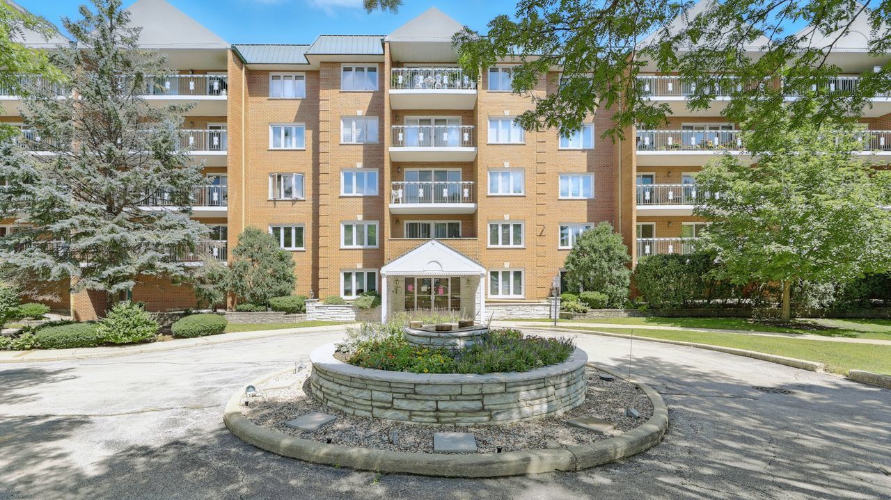 Property Photo: 6980 W Touhy Avenue 202 IL 60714