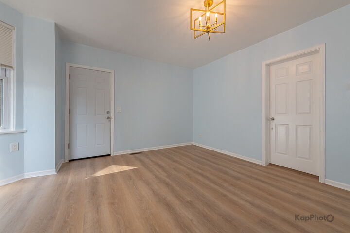 Property Photo: 2821 S Emerald Avenue 1R IL 60616