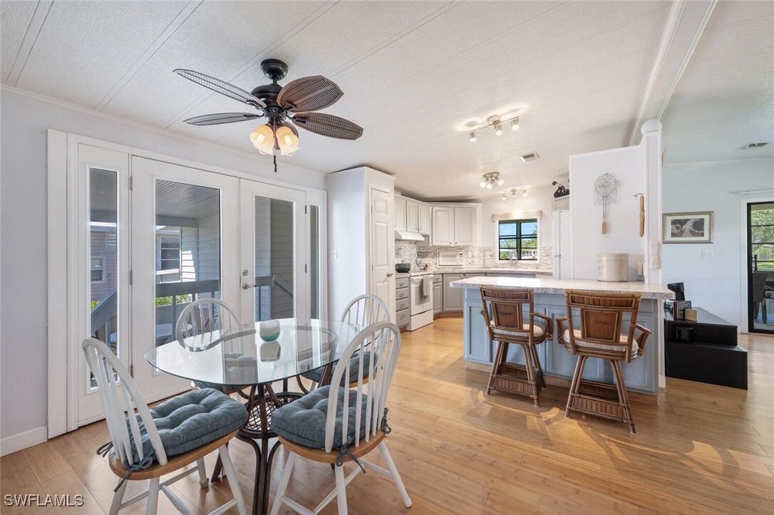 Property Photo: 105 Calais Court FL 34112
