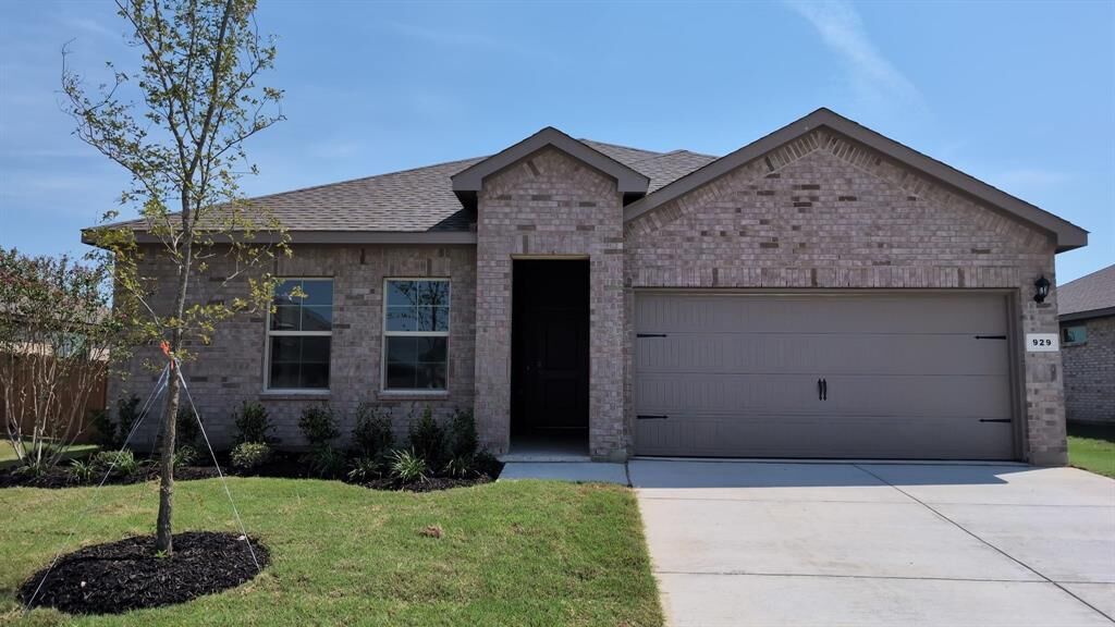 Property Photo: 929 Boll Weevil Drive TX 76031