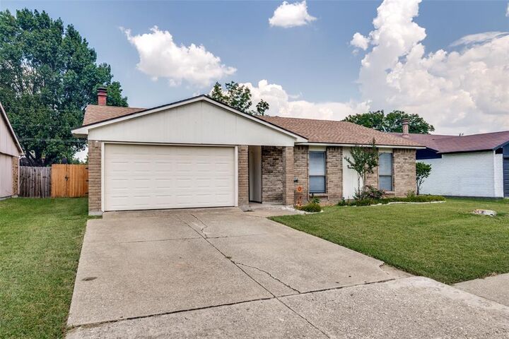 Property Photo: 512 Woodcrest Way TX 75126