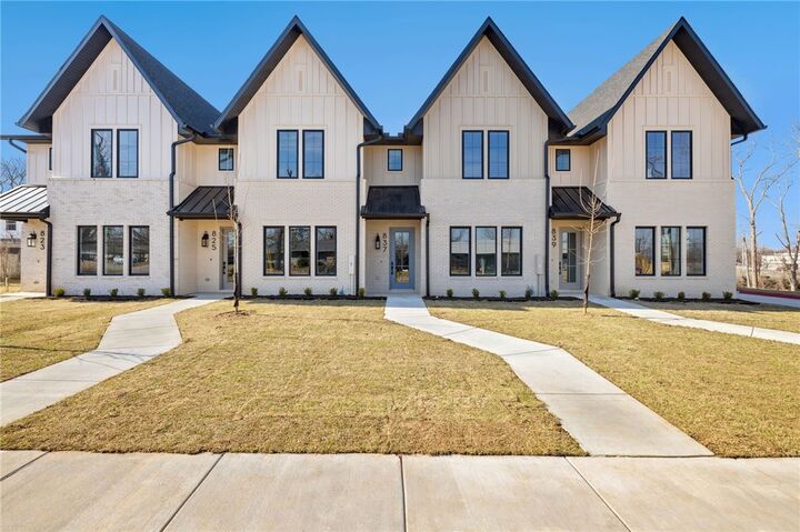 Property Photo:  825 NW 14th Street  AR 72712 