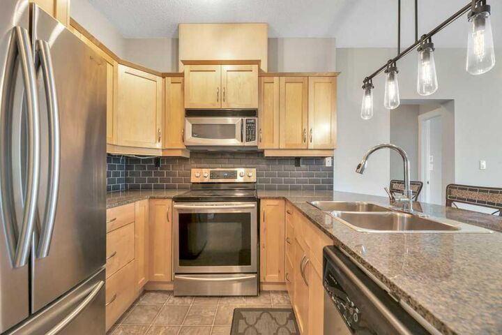 Property Photo:  5605 Henwood Street SW 3209  AB T3E 7R2 
