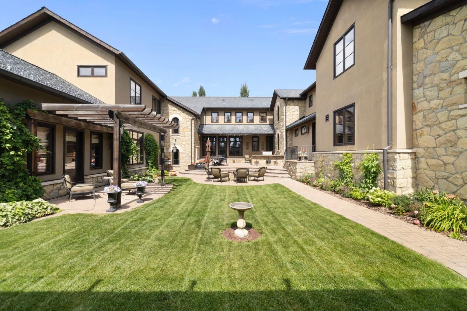 Photo de la propriété:  209 Pinnacle Ridge Place SW  AB T3Z 3N8