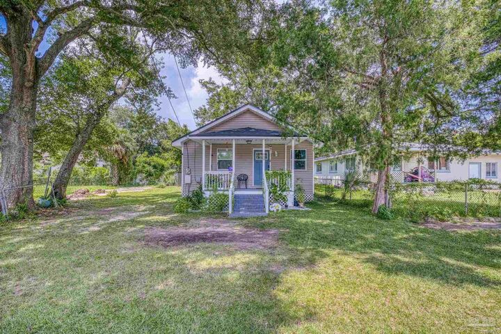 Property Photo: 909 N M St FL 32501