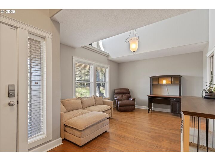 Property Photo: 640 E Buttercup St OR 97148