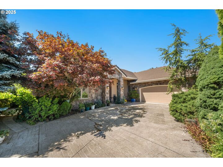 Property Photo: 854 Hazelnut Dr OR 97071