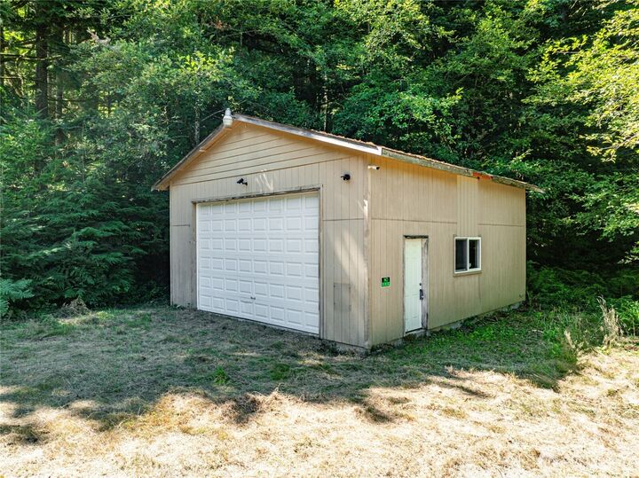 Property Photo: 17528 425th Avenue SE WA 98045