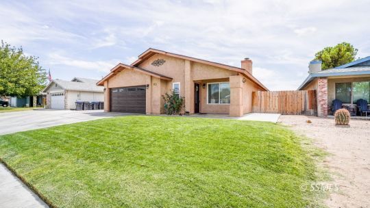 Property Photo: 811 White Oak Dr CA 93555
