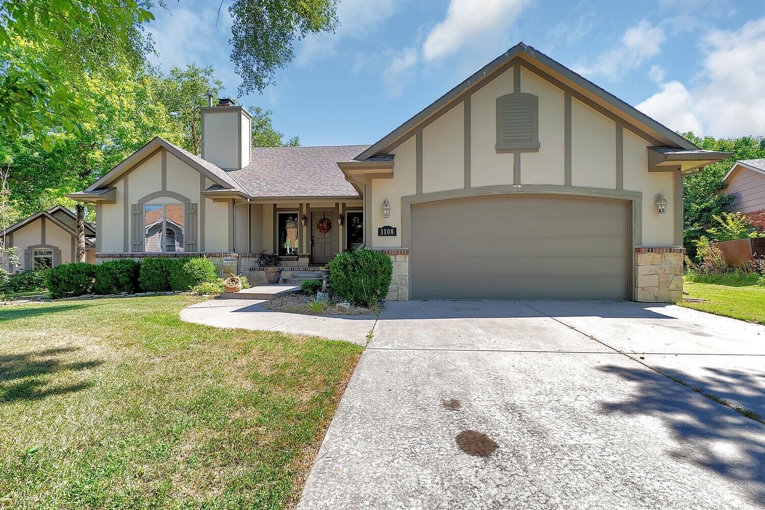Property Photo: 1108 W 34th Cir N KS 67204