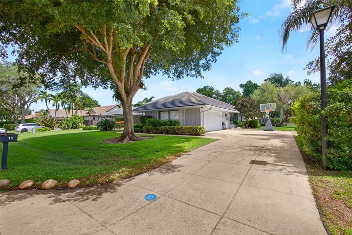 Property Photo: 15 W Balfour Rd FL 33418