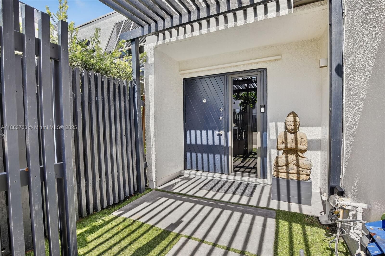 Property Photo: 1530 W Golfview Dr FL 33026