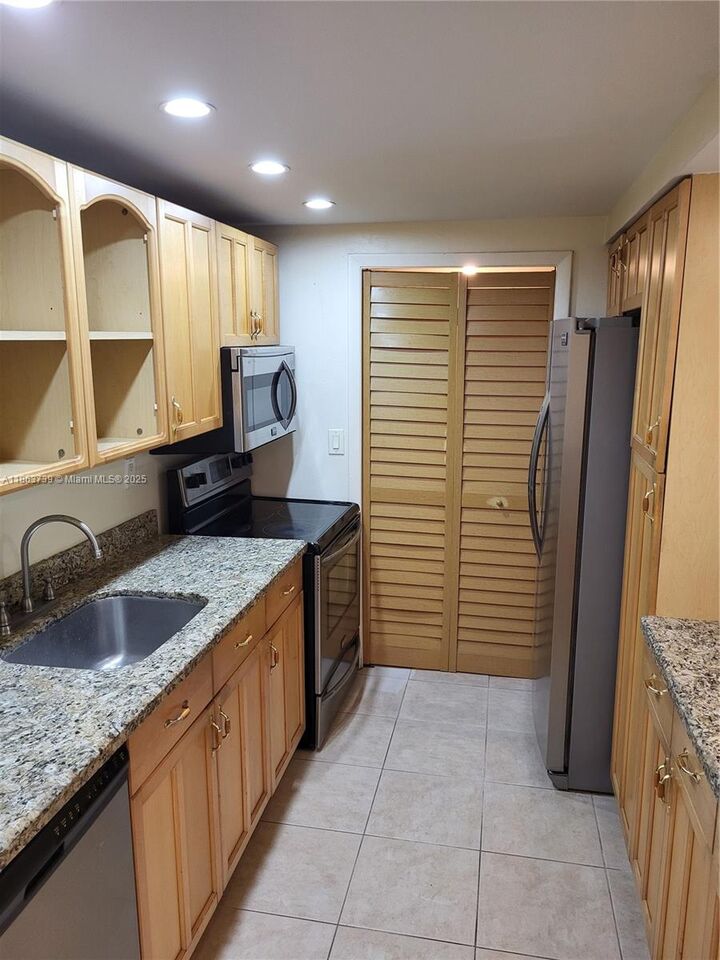 Property Photo: 230 Lakeview Dr 207 FL 33326