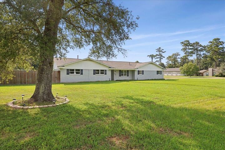 13525 Leaning Oaks Dr.  Beaumont TX 77713 photo
