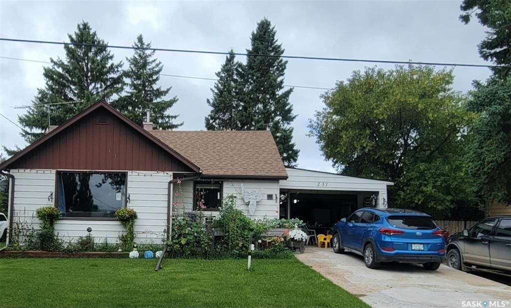 Property Photo:  231 Third Street NE  SK S0A 3B0 