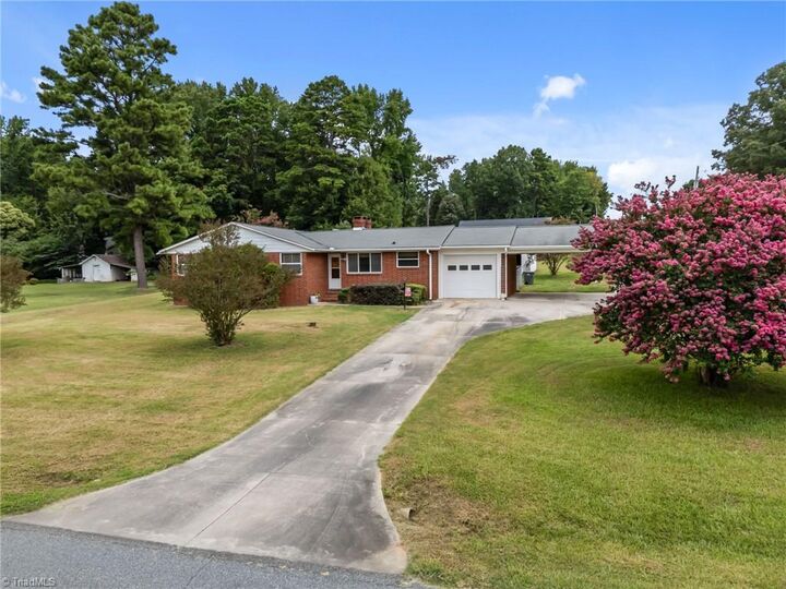 Property Photo: 206 Fairfax Drive NC 28146
