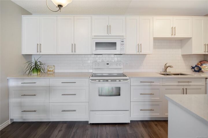 Property Photo: 2815 Departure Bay Rd 320 BC V9S 5P4