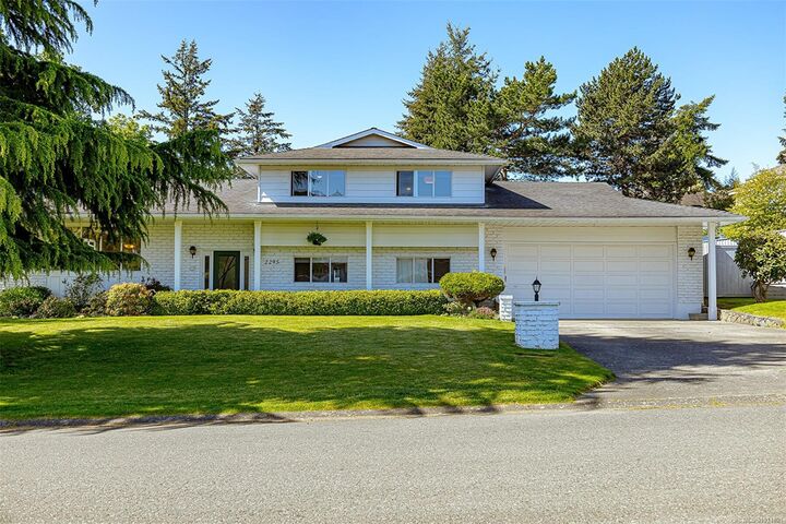 Photo de la propriété:  2295 Greenlands Rd  BC V8N 5B9 