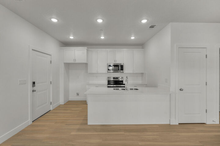 Property Photo:  6051 Silver Birch Ln 7-201  UT 84790 