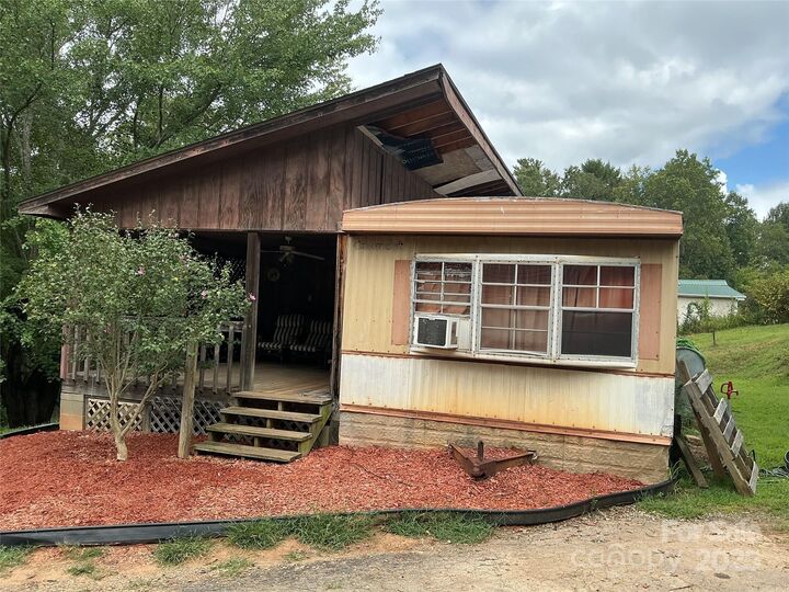 Property Photo: 32 W Skyland Circle NC 28804