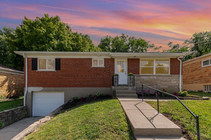 Property Photo: 4667 Shadylawn Terrace OH 45238