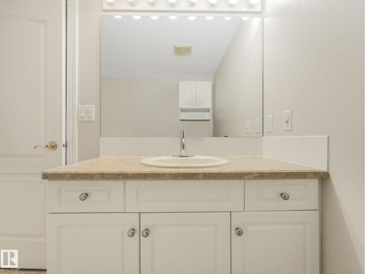 Photo de la propriété:  #114 6220 Fulton Rd NW  AB T6A 3T4 