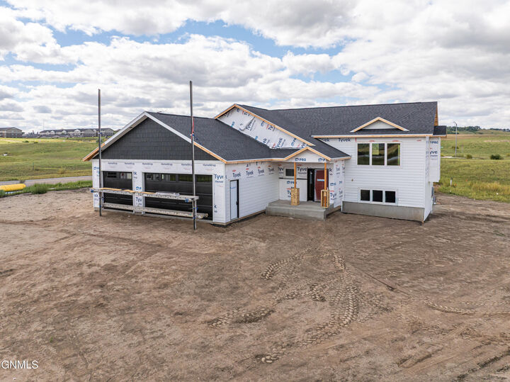 Property Photo:  3511 Silver Leaf Avenue NW  ND 58554 