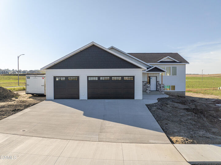 Property Photo:  3511 Silver Leaf Avenue NW  ND 58554 