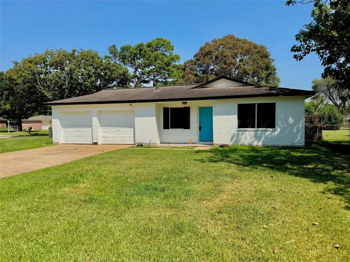 Property Photo:  716 Circle Way  TX 77511 