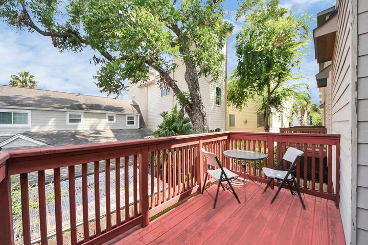Property Photo:  584 Bomar Street  TX 77006 