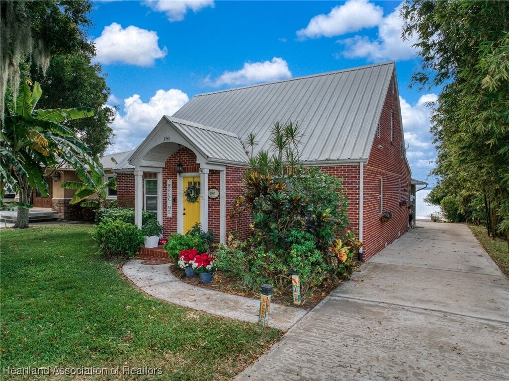 Property Photo:  1961 Lakeview Drive  FL 33870 