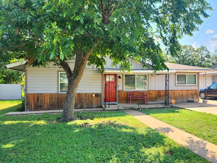 Property Photo:  201 Pearl St  TX 78028 