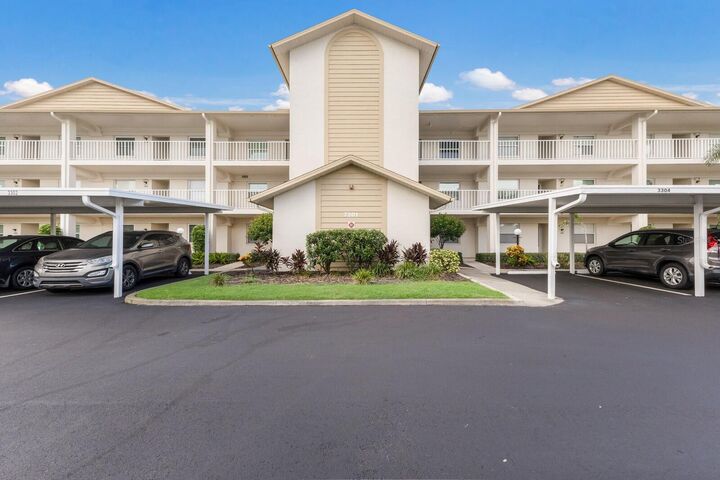 Property Photo: 7201 29th Avenue Dr W 102 FL 34209