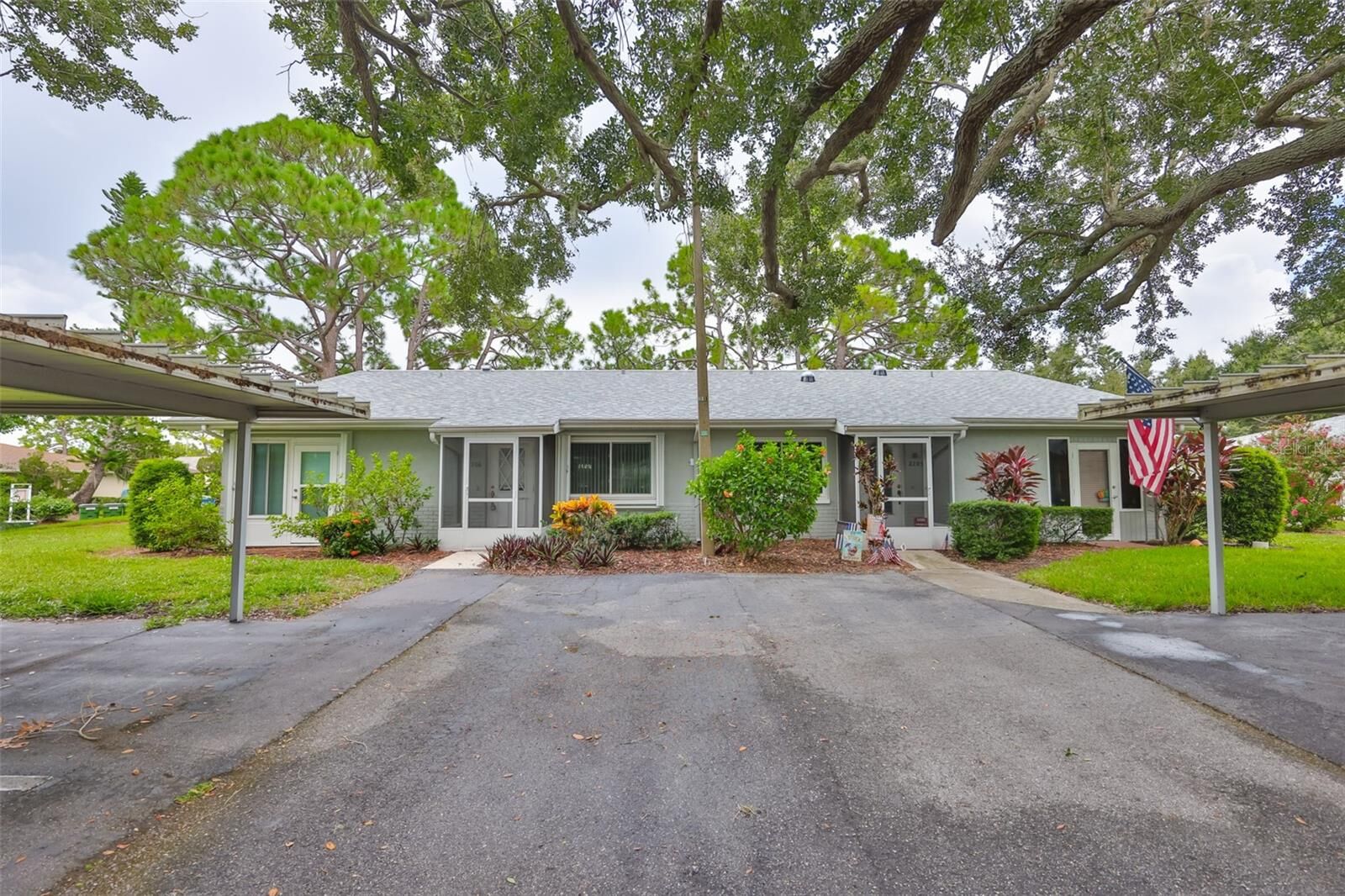 Property Photo: 2206 Horsham Place FL 33573